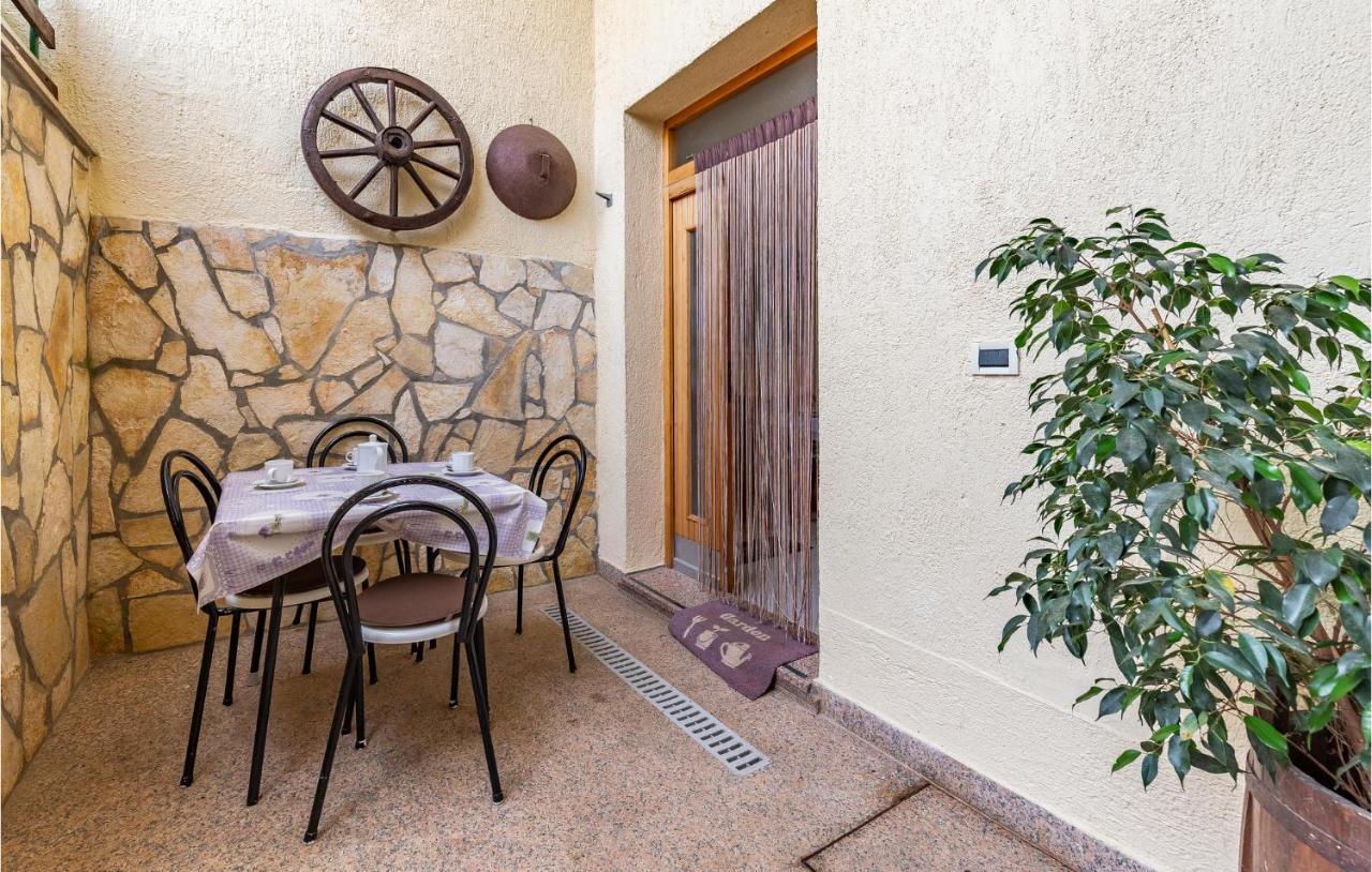 2 Bedroom Stunning Apartment In Rovinj Exterior photo