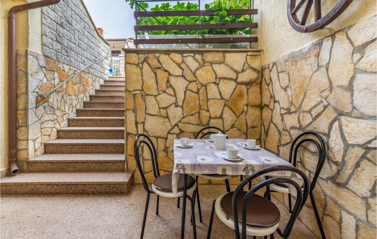 2 Bedroom Stunning Apartment In Rovinj Exterior photo