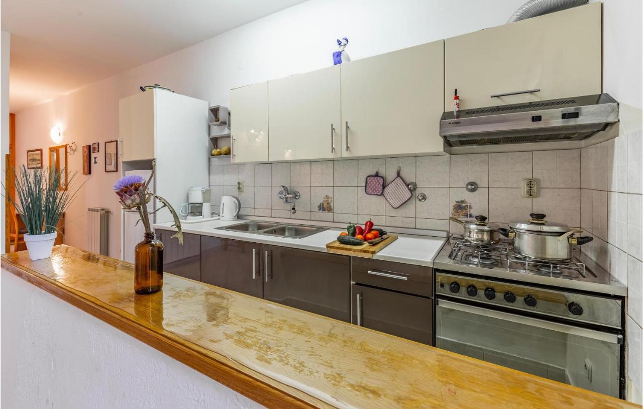 2 Bedroom Stunning Apartment In Rovinj Exterior photo